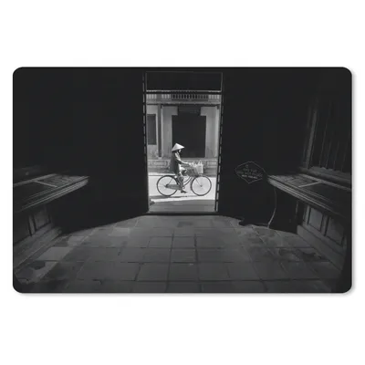 Produktbild von MuchoWow® Schreibtischunterlage Tür - Fahrrad - Straße - Architektur 60x40 cm - XXL Mauspad - Großes Mauspad