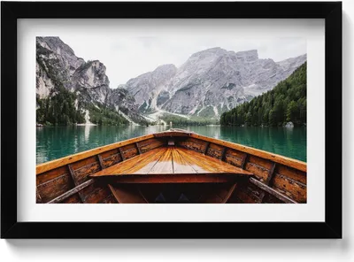 Produktbild von Boot auf Bergsee– Wandbild mit Rahmen – Gerahmtes Bild  – Wanddekoration – 30x20 cm –  Schwarz Rahmen