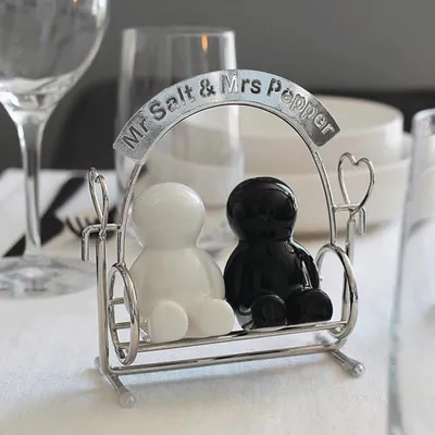Immagine prodotto di Winkee - Mr. Salt & Mrs. Pepper | La simpatica coppia di contenitori per spezie, perfetta per decorare. | Set di due contenitori pere pepe. | Decorazione per la cucina. | Idea regalo per matrimonio, anniversario, Natale