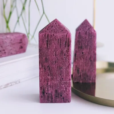 Produktbild von Honeycomb Ruby Turm 8-9 cm synthetischer Rubin Obelisk Kristallspitze Deko