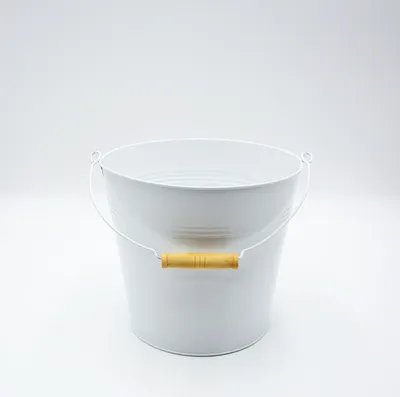 Produktbild von UNUS Metall Eimer, Weiß, in 2 Größen (Klein Ø24xH22cm, Groß Ø29xH28cm), mit Holzgriff, konisch, rustikal. Ideal als Übertopf, Abfalleimer & Deko.
