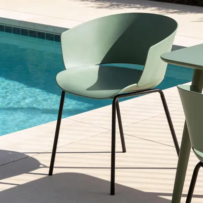 Produktbild von Gartenstuhl NIVEL im 4er Set aus Alu und Kunststoff in grün, schlanker Terrassenstuhl aus Polypropylen und Metall, Sitzschale UV-beständig
