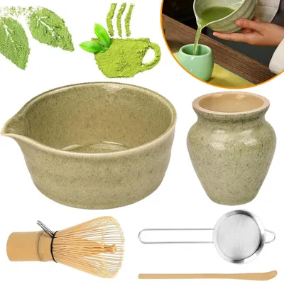 Image de Kit matcha comprenant : balai en bambou, bol en céramique avec bec verseur, support pour balai, tamis, cuillère en bambou. Couleur : vert