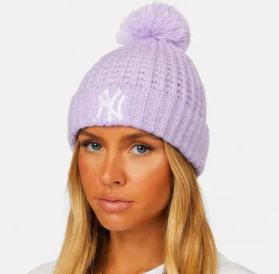 Obrázek produktu pro Dámská zimní čepice s bambulí NEW ERA New York Yankees WMNS Cosy Pom Purple barva Fialová velikost UNI