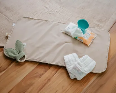 Image de Little Livo : matelas à langer fait main pour les déplacements – Matelas à langer de voyage compact en tissu peluche doux – Pliable et imperméable – Beige/crème