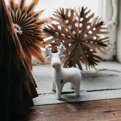 Produktbild von Weihnachtsfigur Rentier Sten stehend- weiß: medium