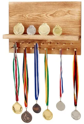 Obrázek produktu pro Držák medailí s 19 dřevěnými háčky - stojan na medaile - displej na medaile - nástěnný držák - 40x28cm, udržitelné dřevo