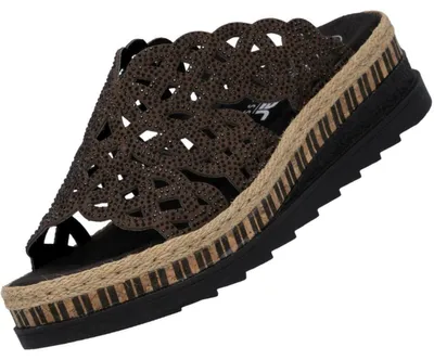 Auf dem Bild ist ein brauner flacher Schuh zu sehen der eine schlichte und elegante Form hat. Der Schuh wird von der Seite präsentiert und hebt die glatte Oberfläche und die feinen Details hervor.
