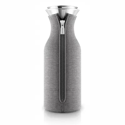 Produktbild von Eva Solo Kühlschrankkaraffe mit Manschette, Glaskaraffe, Karaffe, Kanne, Wasserkaraffe, Glas/Edelstahl/Silikon/ Stoff, Dunkelgrau, 1 L, 567973