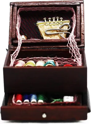 Produktbild von Miniatur Nähmaschine Deko | Braunes Miniatur Nähkästchen 1zu12