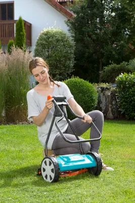 Image de GARDENA 04027-20 Tondeuse hélicoïdale Classic 330 GARDENA sans bac de ramassage pour jusqu'à 150 m²