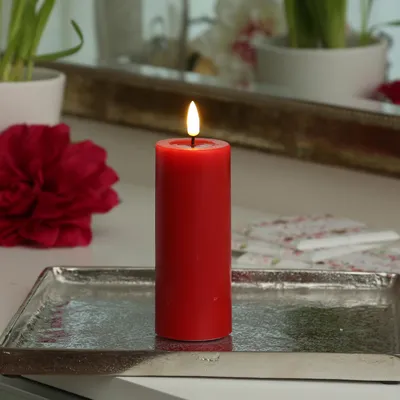 Produktbild von LED Stumpenkerze MIA - Echtwachs - realistische 3D Flamme - H: 12,5cm - D: 5cm - rot