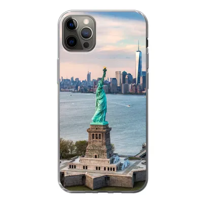 Produktbild von MuchoWow® Handyhülle Schutzhülle Hülle für iPhone 13 Pro Max Freiheitsstatue mit der Skyline von New York Silikon Softcase Handy Hülle - Mobiltelefon