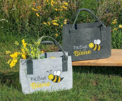 Zdjęcie produktu dla Gilde Tasche "Pracowita pszczoła", motyw pszczół, nadruk, wzór w paski, filc, jasnoszary, ciemnoszary, szerokość: 25 cm, wysokość: 40 cm, głębokość: 26 cm, numer artykułu: 45541, kod kreskowy: 4063387455418, zestaw 2 sztuk (sortowany)