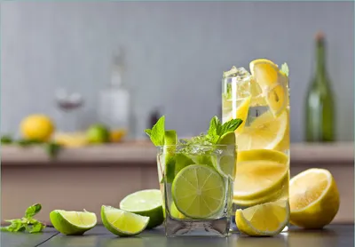 Produktbild von Wallario Fototapete Vliestapete, seidenmatte Oberfläche, einfache Verarbeitung, Größe 200 x 140 cm, Motiv Cocktails mit Limetten und Zitronen