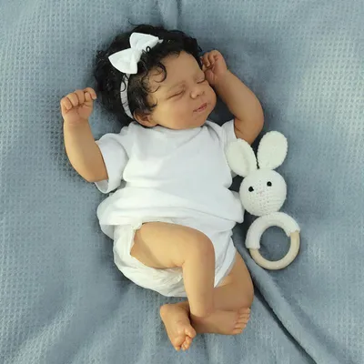 Image de Poupée réaliste "Pascale", 45 cm, cheveux bouclés, bébé nouveau-né endormi, collection "Genesis", peau 3D avec veines détaillées. Poupée réaliste de collection