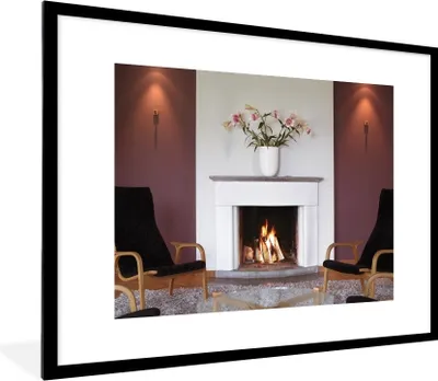 Produktbild von MuchoWow® Gerahmtes Poster Ein Kamin in einem Wohnzimmer 80x60 cm - Poster mit Schwarzem Bilderrahmen Wandposter Rahmen Foto Bilder - Schlafzimmer-Dekorationen - Fotoposter