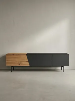 Seitenprofil des kompakten TV-Schranks mit 40 cm Tiefe, optimal geeignet für schmale Wohnzimmer und als puristische Basis für große Wandbildschirme._#sku_SAFWL6.815#