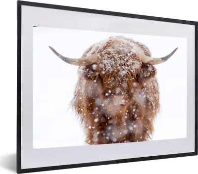 Produktbild von MuchoWow® MuchoWow® Gerahmtes Poster Schottisches Hochlandrind - Hörner - Schnee 60x40 cm - Poster mit zchwarzem Bilderrahmen - Schlafzimmer - Plakat in Rahmen - Drucken