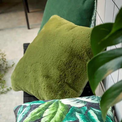 Dutch Decor Kissenbezug ZAYA Calliste Green 45 x 45 cm in einem Stuhl platziert