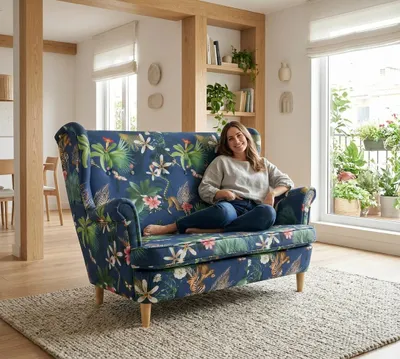 Produktbild von Zweisitzer-Sofa ARI Print – Design-Ohrensofa, Webstoff mit blauen Blättern, Family Meble, KI-generiertes Bild