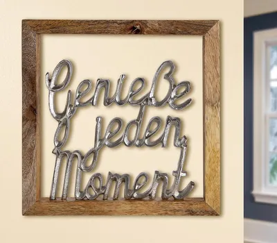 Productafbeelding van Gilde wandreliëf, vierkant, met de tekst "Geniet van elk moment", aluminium, mangohout, natuurlijke kleuren, zilverkleurig, verpakking met 4 stuks, lengte 2 cm, breedte 20 cm, hoogte 20 cm. Artikelnummer: 46883, EAN: 4063387468838