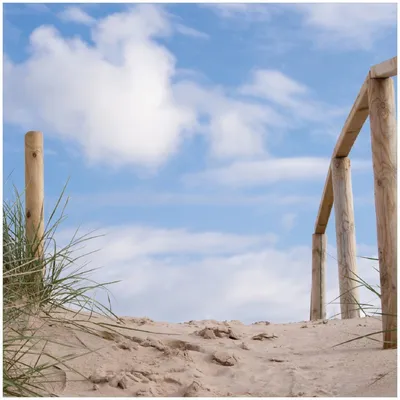 Produktbild von Wallario Premium Glasbild, freischwebende Optik, kräftige Farben, Größe 30 x 30 cm Motiv Auf der Holztreppe zum Strand