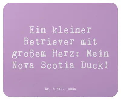 Produktbild von Mr. & Mrs. Panda Mauspad Spruch Nova Scotia Duck Herz - Lavendeltraum - Geschenk, Hunderassen Beschreibung, liebevoller Hund, kleiner Retriever, Hunde, Mousepad, pc