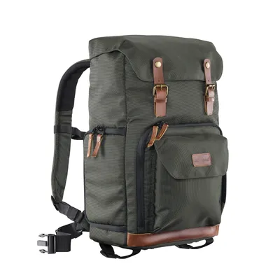 Produktbild von Mantona Luis Retro Fotorucksack grün mit Leder, Kamerarucksack inkl. Regenschutzhülle, Fototasche mit Laptopfach, Backpack geeignet für 1 x DSLR-Kamera, 3 x Objektive und diverses Fotozubehör