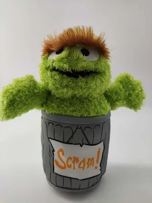 Produktbild von Soma Sesamstrasse Kuscheltier Plüsch Figur 35 cm Plüschtier Stofftier kuschelweich ab den ersten Lebensmonaten geeignet als Geschenk Oscar in der Mülltonne Grün