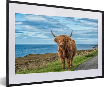 Produktbild von MuchoWow® MuchoWow® Gerahmtes Poster Schottische Hochlandrind - Wolken - Landschaft 60x40 cm - Poster mit zchwarzem Bilderrahmen - Schlafzimmer - Plakat in Rahmen - Drucken