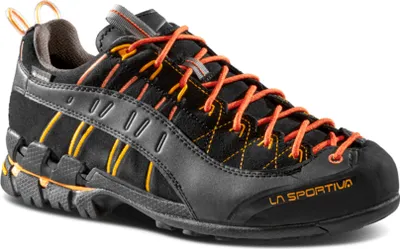 Zustiegsschuh "Hyper GTX" von La Sportiva in Schwarz mit orangefarbenen Schnürsenkeln und gelben Akzenten.