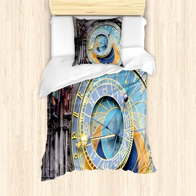 Produktbild von ABAKUHAUS Uhr Mantele, Altstadt Mittelalterliche, Milbensicher Allergiker geeignet mit Kissenbezügen, 135 cm x 200 cm - 80 x 80 cm, Blau und Gelb
