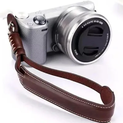 Image de Bracelet de poignet pour appareil photo en simili cuir – 19 cm, rembourrage ergonomique, système de fixation rapide, accessoire pour appareil photo, couleur marron café, idéal pour les passionnés de photographie