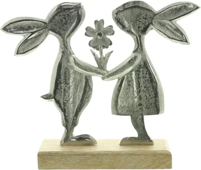 Produktbild von Figur Hasenpaar mit Blumen, Aluminiumguss, Mangoholz, naturbelassen Maße: 24 x 20 cm