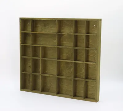Image de Woodweaver | Etagère en bois 28 compartiments 45x40x3,5cm | Boîte à curiosités | Pour figurines d'oeufs, mini-voitures, minéraux, pierres | Etagère murale | Vert olive