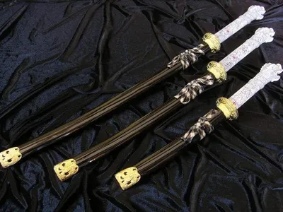 Image de Ensemble de 3 épées décoratives japonaises – Katana Wakizashi Tanto avec support et fourreaux – Réplique samouraï, objet de collection, décoration murale et de table, idée cadeau (C-003/4)