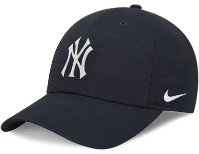 Zdjęcie produktu dla Czapka z daszkiem Nike Primetime Club z nieusztywnianą konstrukcją, z bawełny organicznej, w kolorze niebieskim NY Yankees – rozmiary L–XL