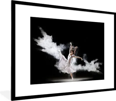Produktbild von MuchoWow® MuchoWow® Gerahmtes Poster Ballerina auf schwarzem Hintergrund 80x60 cm - Poster mit zchwarzem Bilderrahmen - Schlafzimmer-Dekorationen - Fotoposter