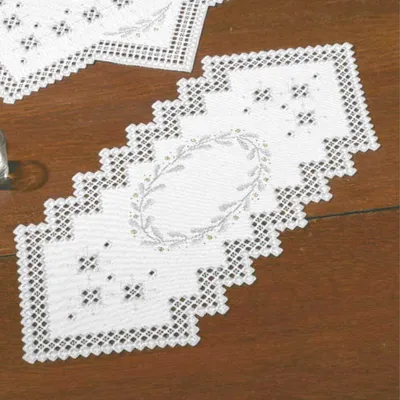 Zdjęcie produktu dla Permin Hardanger zestaw do haftu bieżnikowego "Hardanger Kranz", wzór do liczenia, 28x67cm, 63-0832