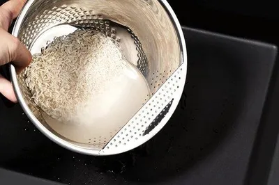 Image de Panier de lavage en acier inoxydable (noir) – passoire pour le lavage du riz et des légumes – avec pied antidérapant en silicone