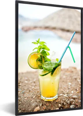 Produktbild von MuchoWow® MuchoWow® Gerahmtes Poster Gelber Mojito-Cocktail am Strand 40x60 cm - Poster mit zchwarzem Bilderrahmen - Papierdruck - Wandbilder