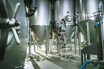 Produktbild von Arbeitspodest starr mit Handlauf | 4 Stufen | Aluminium-Warzenblech | Rutschfeste Kunststoffschuhe