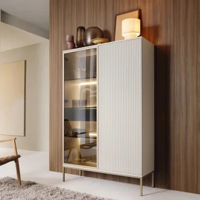Produktbild von Vitrine Lagos 2D1SZ 166 cm 2-türig 1 Schublade in Farbton Cashmere mit LED und Metallfüßen