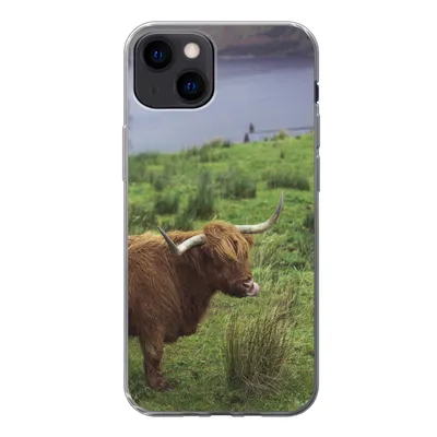 Produktbild von MuchoWow® Handyhülle Schutzhülle Hülle für iPhone 13 Schottische Highlander - Gras - Wasser - Tiere Silikon Softcase Handy Hülle - Karteninhaber