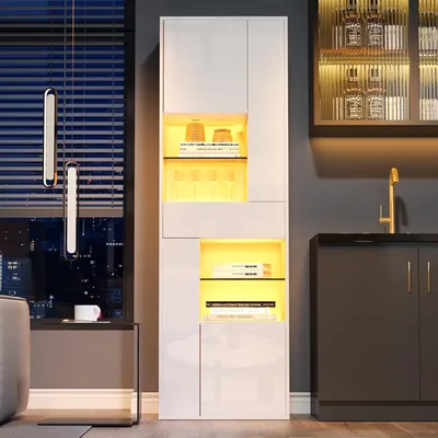 Immagine prodotto di Mobiletto espositivo alto 170 cm, dimensioni 55x38x170 cm, vetrina in vetro bianco con illuminazione a LED, 1 cassetto e 4 vani portaoggetti, ideale per il soggiorno