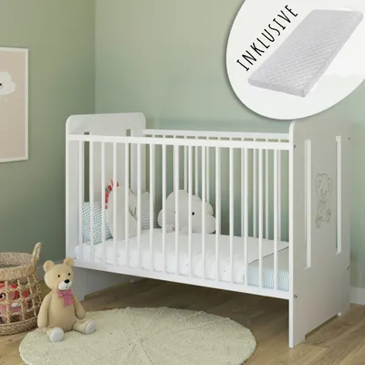 Produktbild von Babybett Gitterbett mit Matratze & Teddybär Gravur 60x120 höhenverstellbar | herausnehmbare Sprossen weiss Europe