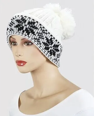 Produktbild von Strickmütze mit riesen Bommel in weiß mit schwarz absesetzt