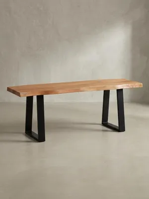 Freigestellte Garderobenbank 120 cm aus Akazie Massivholz mit schwarzen Metallbeinen in der Frontalansicht vor weißem Hintergrund._#sku_SAFWL7.285#