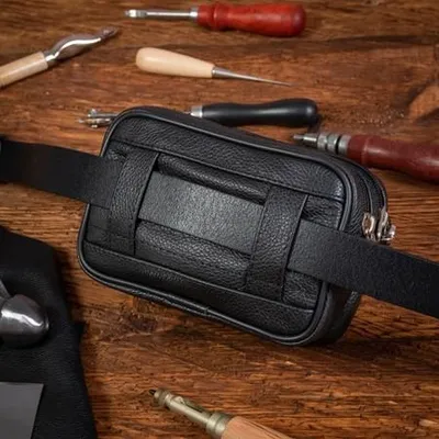 Produktbild von Belveder Herren Gürteltasche, Handytasche aus Leder mit zwei Fächern für Handy und Alltagsgegenstände, kleine Bauchtasche, kompakt, praktisch, klassisch, schwarz, Modell S3MD